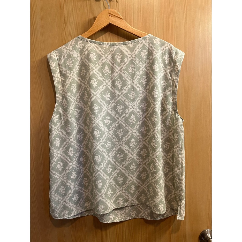 Loft Outlet Blouse Womens XL Sage Green Floral Tile Print Sleeveless Gold Button - Picture 2 of 8